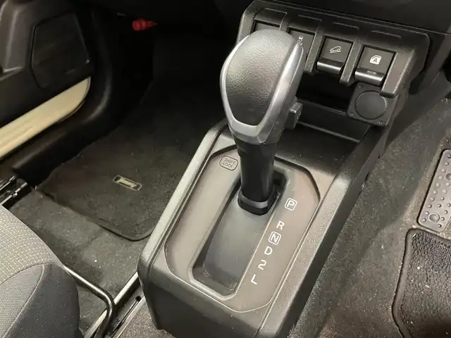 スズキ ジムニー XC 滋賀県 2020(令2)年 4.3万km シフォンアイボリーM 禁煙車/Panasonicストラーダ7インチナビ/(フルセグTV・Bluetooth・CD・DVD・AM・FM)/ETC/バックカメラ/クルーズコントロール機能/シートヒーター/純正16インチアルミホイール/純正フロアマット/背面タイヤ/センターデフロック/ダウンヒルアシスト/デュアルセンサーブレーキサポート/誤発進抑制機能/車線逸脱警報機能/ふらつき警報機能/先行車発進お知らせ機能/標識認識機能/後席シートベルトリマインダー/オートライトシステム/ライト自動消灯システム/ヒーテッドドアミラー/ヘッドランプウォッシャー/サイドアンダーミラー付ドアミラー