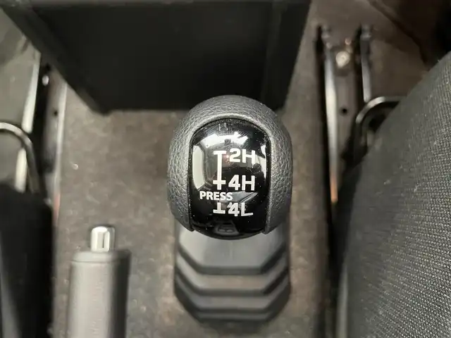 スズキ ジムニー XC 滋賀県 2020(令2)年 4.3万km シフォンアイボリーM 禁煙車/Panasonicストラーダ7インチナビ/(フルセグTV・Bluetooth・CD・DVD・AM・FM)/ETC/バックカメラ/クルーズコントロール機能/シートヒーター/純正16インチアルミホイール/純正フロアマット/背面タイヤ/センターデフロック/ダウンヒルアシスト/デュアルセンサーブレーキサポート/誤発進抑制機能/車線逸脱警報機能/ふらつき警報機能/先行車発進お知らせ機能/標識認識機能/後席シートベルトリマインダー/オートライトシステム/ライト自動消灯システム/ヒーテッドドアミラー/ヘッドランプウォッシャー/サイドアンダーミラー付ドアミラー