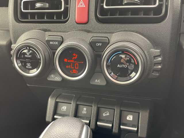 スズキ ジムニー XC 愛知県 2020(令2)年 4.3万km シフォンアイボリーM Panasonicストラーダ7インチナビ/(フルセグTV・Bluetooth・CD・DVD・AM・FM)/ETC/バックカメラ/クルーズコントロール機能/シートヒーター/純正16インチアルミホイール/純正フロアマット/背面タイヤ/センターデフロック/ダウンヒルアシスト/デュアルセンサーブレーキサポート/誤発進抑制機能/車線逸脱警報機能/ふらつき警報機能/先行車発進お知らせ機能/標識認識機能/後席シートベルトリマインダー/オートライトシステム/ライト自動消灯システム/ヒーテッドドアミラー/ヘッドランプウォッシャー/サイドアンダーミラー付ドアミラー