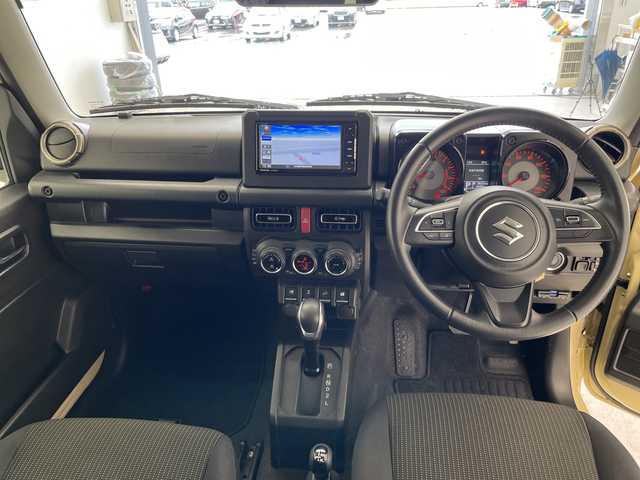 スズキ ジムニー XC 愛知県 2020(令2)年 4.3万km シフォンアイボリーM Panasonicストラーダ7インチナビ/(フルセグTV・Bluetooth・CD・DVD・AM・FM)/ETC/バックカメラ/クルーズコントロール機能/シートヒーター/純正16インチアルミホイール/純正フロアマット/背面タイヤ/センターデフロック/ダウンヒルアシスト/デュアルセンサーブレーキサポート/誤発進抑制機能/車線逸脱警報機能/ふらつき警報機能/先行車発進お知らせ機能/標識認識機能/後席シートベルトリマインダー/オートライトシステム/ライト自動消灯システム/ヒーテッドドアミラー/ヘッドランプウォッシャー/サイドアンダーミラー付ドアミラー