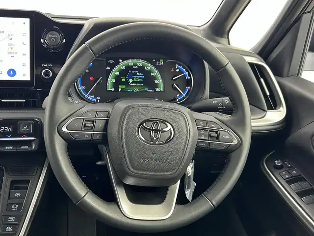 トヨタ ヴォクシー ハイブリッド S－Z 愛知県 2024(令6)年 0.5万km グリッターブラックガラスフレーク ・トヨタセーフティセンス/　　・プリクラッシュセーフティ/　　・レーンディバーチャーアラート/　　・レーントレーシングアシスト/　　・レーダークルーズコントロール/　　・オートマチックハイビーム/　　・ロードサインアシスト/・コネクテッドナビ付10.5インチディスプレイオーディオ/・フルセグ/BT　CD/DVD/・バックカメラ/・ビルトインETC2.0/・13.2インチフリップダウンモニタ/・ステアリングリモコン/・ハーフレザー調シート/・シートヒーター（前席）/・両側パワースライドドア/・後席サンシェード/・純正17インチアルミホイール/・LEDヘッドライト/・フォグランプ/・取扱説明書/・スペアキー有