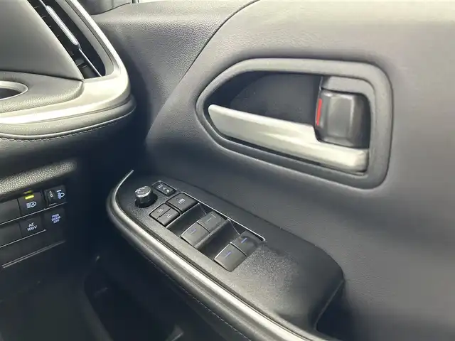 トヨタ ヴォクシー ハイブリッド S－Z 愛知県 2024(令6)年 0.5万km グリッターブラックガラスフレーク ・トヨタセーフティセンス/　　・プリクラッシュセーフティ/　　・レーンディバーチャーアラート/　　・レーントレーシングアシスト/　　・レーダークルーズコントロール/　　・オートマチックハイビーム/　　・ロードサインアシスト/・コネクテッドナビ付10.5インチディスプレイオーディオ/・フルセグ/BT　CD/DVD/・バックカメラ/・ビルトインETC2.0/・13.2インチフリップダウンモニタ/・ステアリングリモコン/・ハーフレザー調シート/・シートヒーター（前席）/・両側パワースライドドア/・後席サンシェード/・純正17インチアルミホイール/・LEDヘッドライト/・フォグランプ/・取扱説明書/・スペアキー有