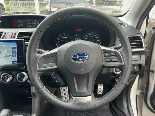 スバル フォレスター S－リミテッド 兵庫県 2015(平27)年 7.7万km クリスタルホワイトP 社外フローティングナビ/　　（AM/FM/CD/DVD/BT/iPod)/フルセグTV/バックカメラ/前後ドライブレコーダー/プッシュスタート/ステアリングリモコン/クルーズコントロール/レーンアシスト/横滑り防止装置/衝突軽減ブレーキ/ハーフレザーシート/シートヒーター/前席パワーシート/純正ラバーフロアマット/コーナーセンサー/ドアバイザー/純正18インチアルミホイール