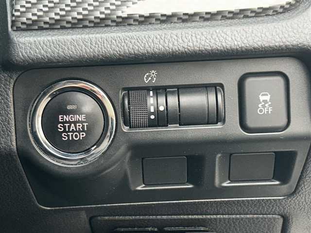 スバル フォレスター S－リミテッド 埼玉県 2015(平27)年 7.7万km クリスタルホワイトP 社外フローティングナビ/　　（AM/FM/CD/DVD/BT/iPod)/フルセグTV/バックカメラ/前後ドライブレコーダー/プッシュスタート/ステアリングリモコン/クルーズコントロール/レーンアシスト/横滑り防止装置/衝突軽減ブレーキ/ハーフレザーシート/シートヒーター/前席パワーシート/純正ラバーフロアマット/コーナーセンサー/ドアバイザー/純正18インチアルミホイール