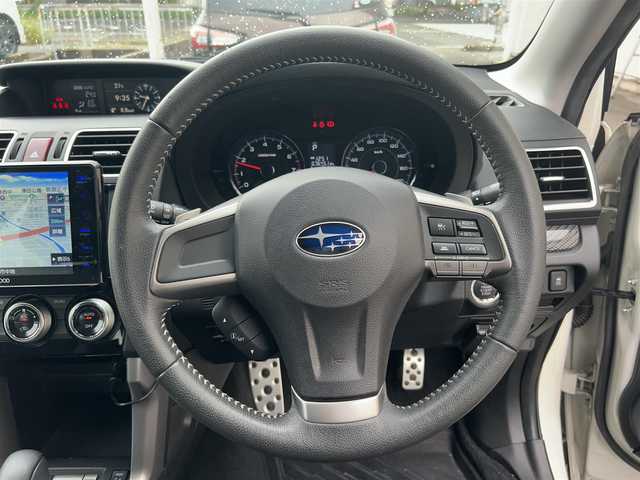 スバル フォレスター S－リミテッド 埼玉県 2015(平27)年 7.7万km クリスタルホワイトP 社外フローティングナビ/　　（AM/FM/CD/DVD/BT/iPod)/フルセグTV/バックカメラ/前後ドライブレコーダー/プッシュスタート/ステアリングリモコン/クルーズコントロール/レーンアシスト/横滑り防止装置/衝突軽減ブレーキ/ハーフレザーシート/シートヒーター/前席パワーシート/純正ラバーフロアマット/コーナーセンサー/ドアバイザー/純正18インチアルミホイール