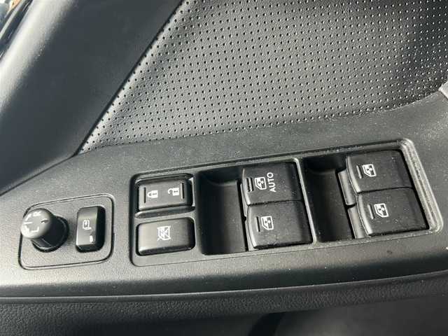 スバル フォレスター S－リミテッド 埼玉県 2015(平27)年 7.7万km クリスタルホワイトP 社外フローティングナビ/　　（AM/FM/CD/DVD/BT/iPod)/フルセグTV/バックカメラ/前後ドライブレコーダー/プッシュスタート/ステアリングリモコン/クルーズコントロール/レーンアシスト/横滑り防止装置/衝突軽減ブレーキ/ハーフレザーシート/シートヒーター/前席パワーシート/純正ラバーフロアマット/コーナーセンサー/ドアバイザー/純正18インチアルミホイール