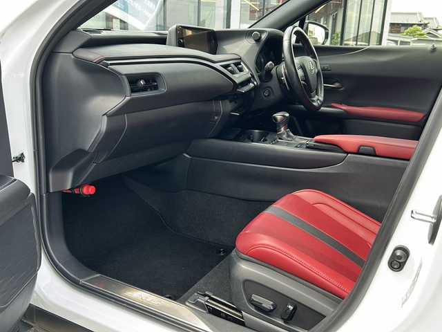レクサス ＵＸ 200 Fスポーツ 大阪府 2020(令2)年 6.8万km ホワイトノーヴァガラスフレーク プリクラッシュセーフティ　ナビ　三眼ＬＥＤ　サンルーフ　革シート　前席シートヒーター　ハンドルヒーター　前席パワーシート　レーダークルコン　パワーバックドア　バックカメラ　ＣＤ　ＤＶＤ　ＢＴ　USB フルセグTV ＥＴＣ　