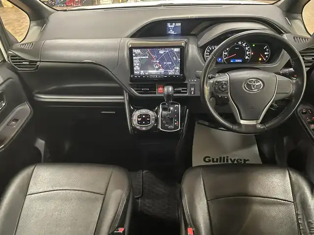 トヨタ ノア Si ダブルバイビー 道央・札幌 2017(平29)年 7.4万km ホワイトパールクリスタルシャイン ワンオーナー/4WD/アルパイン9インチメモリーナビ/CD/DVD/BT/SD/フルセグTV/アルパインフリップダウンモニター/純正16インチAW/Toyota Safety Sense C/クルーズコントロール/両側パワースライドドア/アイドリングストップ/ステアリングリモコン/バックカメラ/革調シートカバー/オートハイビーム/LEDヘッドライト/フォグライト/純正エンジンスターター/スマートキー×2/ビルトインETC/プッシュスタート/ドアバイザー/フロアマット/社外15AW付スタッドレス積込/　195/65/15 2022年製　5mm/保証書/取扱説明書