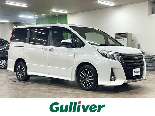 トヨタ ノア Si ダブルバイビー 道央・札幌 2017(平29)年 7.4万km ホワイトパールクリスタルシャイン ワンオーナー/4WD/アルパイン9インチメモリーナビ/CD/DVD/BT/SD/フルセグTV/アルパインフリップダウンモニター/純正16インチAW/Toyota Safety Sense C/クルーズコントロール/両側パワースライドドア/アイドリングストップ/ステアリングリモコン/バックカメラ/革調シートカバー/オートハイビーム/LEDヘッドライト/フォグライト/純正エンジンスターター/スマートキー×2/ビルトインETC/プッシュスタート/ドアバイザー/フロアマット/社外15AW付スタッドレス積込/　195/65/15 2022年製　5mm/保証書/取扱説明書