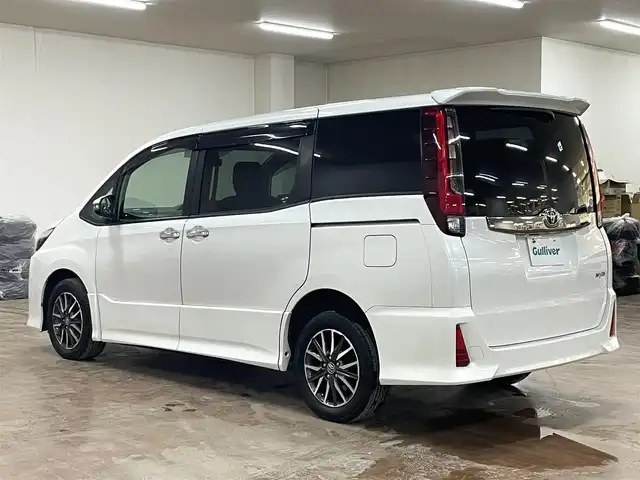 トヨタ ノア Si ダブルバイビー 道央・札幌 2017(平29)年 7.4万km ホワイトパールクリスタルシャイン ワンオーナー/4WD/アルパイン9インチメモリーナビ/CD/DVD/BT/SD/フルセグTV/アルパインフリップダウンモニター/純正16インチAW/Toyota Safety Sense C/クルーズコントロール/両側パワースライドドア/アイドリングストップ/ステアリングリモコン/バックカメラ/革調シートカバー/オートハイビーム/LEDヘッドライト/フォグライト/純正エンジンスターター/スマートキー×2/ビルトインETC/プッシュスタート/ドアバイザー/フロアマット/社外15AW付スタッドレス積込/　195/65/15 2022年製　5mm/保証書/取扱説明書