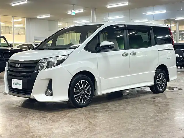 トヨタ ノア Si ダブルバイビー 道央・札幌 2017(平29)年 7.4万km ホワイトパールクリスタルシャイン ワンオーナー/4WD/アルパイン9インチメモリーナビ/CD/DVD/BT/SD/フルセグTV/アルパインフリップダウンモニター/純正16インチAW/Toyota Safety Sense C/クルーズコントロール/両側パワースライドドア/アイドリングストップ/ステアリングリモコン/バックカメラ/革調シートカバー/オートハイビーム/LEDヘッドライト/フォグライト/純正エンジンスターター/スマートキー×2/ビルトインETC/プッシュスタート/ドアバイザー/フロアマット/社外15AW付スタッドレス積込/　195/65/15 2022年製　5mm/保証書/取扱説明書