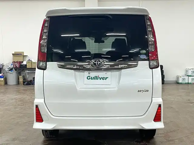 トヨタ ノア Si ダブルバイビー 道央・札幌 2017(平29)年 7.4万km ホワイトパールクリスタルシャイン ワンオーナー/4WD/アルパイン9インチメモリーナビ/CD/DVD/BT/SD/フルセグTV/アルパインフリップダウンモニター/純正16インチAW/Toyota Safety Sense C/クルーズコントロール/両側パワースライドドア/アイドリングストップ/ステアリングリモコン/バックカメラ/革調シートカバー/オートハイビーム/LEDヘッドライト/フォグライト/純正エンジンスターター/スマートキー×2/ビルトインETC/プッシュスタート/ドアバイザー/フロアマット/社外15AW付スタッドレス積込/　195/65/15 2022年製　5mm/保証書/取扱説明書