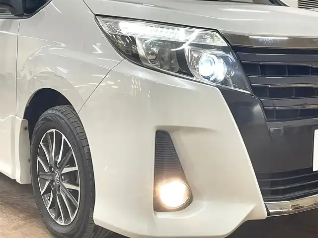 トヨタ ノア Si ダブルバイビー 道央・札幌 2017(平29)年 7.4万km ホワイトパールクリスタルシャイン ワンオーナー/4WD/アルパイン9インチメモリーナビ/CD/DVD/BT/SD/フルセグTV/アルパインフリップダウンモニター/純正16インチAW/Toyota Safety Sense C/クルーズコントロール/両側パワースライドドア/アイドリングストップ/ステアリングリモコン/バックカメラ/革調シートカバー/オートハイビーム/LEDヘッドライト/フォグライト/純正エンジンスターター/スマートキー×2/ビルトインETC/プッシュスタート/ドアバイザー/フロアマット/社外15AW付スタッドレス積込/　195/65/15 2022年製　5mm/保証書/取扱説明書