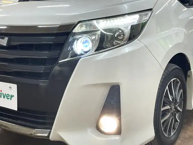 トヨタ ノア Si ダブルバイビー 道央・札幌 2017(平29)年 7.4万km ホワイトパールクリスタルシャイン ワンオーナー/4WD/アルパイン9インチメモリーナビ/CD/DVD/BT/SD/フルセグTV/アルパインフリップダウンモニター/純正16インチAW/Toyota Safety Sense C/クルーズコントロール/両側パワースライドドア/アイドリングストップ/ステアリングリモコン/バックカメラ/革調シートカバー/オートハイビーム/LEDヘッドライト/フォグライト/純正エンジンスターター/スマートキー×2/ビルトインETC/プッシュスタート/ドアバイザー/フロアマット/社外15AW付スタッドレス積込/　195/65/15 2022年製　5mm/保証書/取扱説明書