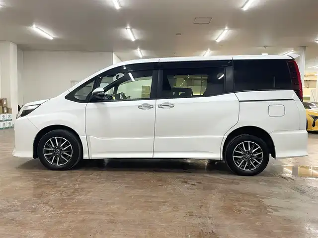 トヨタ ノア Si ダブルバイビー 道央・札幌 2017(平29)年 7.4万km ホワイトパールクリスタルシャイン ワンオーナー/4WD/アルパイン9インチメモリーナビ/CD/DVD/BT/SD/フルセグTV/アルパインフリップダウンモニター/純正16インチAW/Toyota Safety Sense C/クルーズコントロール/両側パワースライドドア/アイドリングストップ/ステアリングリモコン/バックカメラ/革調シートカバー/オートハイビーム/LEDヘッドライト/フォグライト/純正エンジンスターター/スマートキー×2/ビルトインETC/プッシュスタート/ドアバイザー/フロアマット/社外15AW付スタッドレス積込/　195/65/15 2022年製　5mm/保証書/取扱説明書