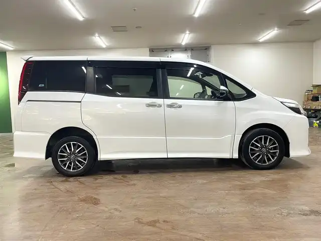 トヨタ ノア Si ダブルバイビー 道央・札幌 2017(平29)年 7.4万km ホワイトパールクリスタルシャイン ワンオーナー/4WD/アルパイン9インチメモリーナビ/CD/DVD/BT/SD/フルセグTV/アルパインフリップダウンモニター/純正16インチAW/Toyota Safety Sense C/クルーズコントロール/両側パワースライドドア/アイドリングストップ/ステアリングリモコン/バックカメラ/革調シートカバー/オートハイビーム/LEDヘッドライト/フォグライト/純正エンジンスターター/スマートキー×2/ビルトインETC/プッシュスタート/ドアバイザー/フロアマット/社外15AW付スタッドレス積込/　195/65/15 2022年製　5mm/保証書/取扱説明書