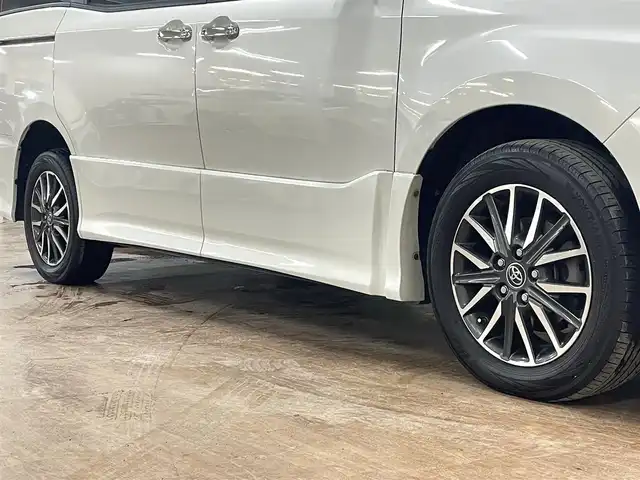 トヨタ ノア Si ダブルバイビー 道央・札幌 2017(平29)年 7.4万km ホワイトパールクリスタルシャイン ワンオーナー/4WD/アルパイン9インチメモリーナビ/CD/DVD/BT/SD/フルセグTV/アルパインフリップダウンモニター/純正16インチAW/Toyota Safety Sense C/クルーズコントロール/両側パワースライドドア/アイドリングストップ/ステアリングリモコン/バックカメラ/革調シートカバー/オートハイビーム/LEDヘッドライト/フォグライト/純正エンジンスターター/スマートキー×2/ビルトインETC/プッシュスタート/ドアバイザー/フロアマット/社外15AW付スタッドレス積込/　195/65/15 2022年製　5mm/保証書/取扱説明書