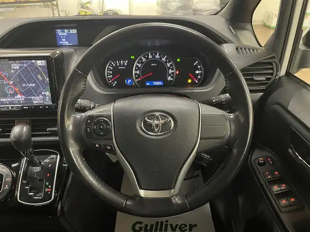 トヨタ ノア Si ダブルバイビー 道央・札幌 2017(平29)年 7.4万km ホワイトパールクリスタルシャイン ワンオーナー/4WD/アルパイン9インチメモリーナビ/CD/DVD/BT/SD/フルセグTV/アルパインフリップダウンモニター/純正16インチAW/Toyota Safety Sense C/クルーズコントロール/両側パワースライドドア/アイドリングストップ/ステアリングリモコン/バックカメラ/革調シートカバー/オートハイビーム/LEDヘッドライト/フォグライト/純正エンジンスターター/スマートキー×2/ビルトインETC/プッシュスタート/ドアバイザー/フロアマット/社外15AW付スタッドレス積込/　195/65/15 2022年製　5mm/保証書/取扱説明書