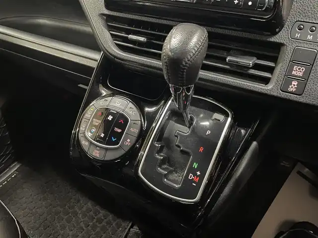 トヨタ ノア Si ダブルバイビー 道央・札幌 2017(平29)年 7.4万km ホワイトパールクリスタルシャイン ワンオーナー/4WD/アルパイン9インチメモリーナビ/CD/DVD/BT/SD/フルセグTV/アルパインフリップダウンモニター/純正16インチAW/Toyota Safety Sense C/クルーズコントロール/両側パワースライドドア/アイドリングストップ/ステアリングリモコン/バックカメラ/革調シートカバー/オートハイビーム/LEDヘッドライト/フォグライト/純正エンジンスターター/スマートキー×2/ビルトインETC/プッシュスタート/ドアバイザー/フロアマット/社外15AW付スタッドレス積込/　195/65/15 2022年製　5mm/保証書/取扱説明書