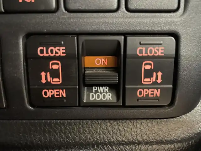 トヨタ ノア Si ダブルバイビー 道央・札幌 2017(平29)年 7.4万km ホワイトパールクリスタルシャイン ワンオーナー/4WD/アルパイン9インチメモリーナビ/CD/DVD/BT/SD/フルセグTV/アルパインフリップダウンモニター/純正16インチAW/Toyota Safety Sense C/クルーズコントロール/両側パワースライドドア/アイドリングストップ/ステアリングリモコン/バックカメラ/革調シートカバー/オートハイビーム/LEDヘッドライト/フォグライト/純正エンジンスターター/スマートキー×2/ビルトインETC/プッシュスタート/ドアバイザー/フロアマット/社外15AW付スタッドレス積込/　195/65/15 2022年製　5mm/保証書/取扱説明書