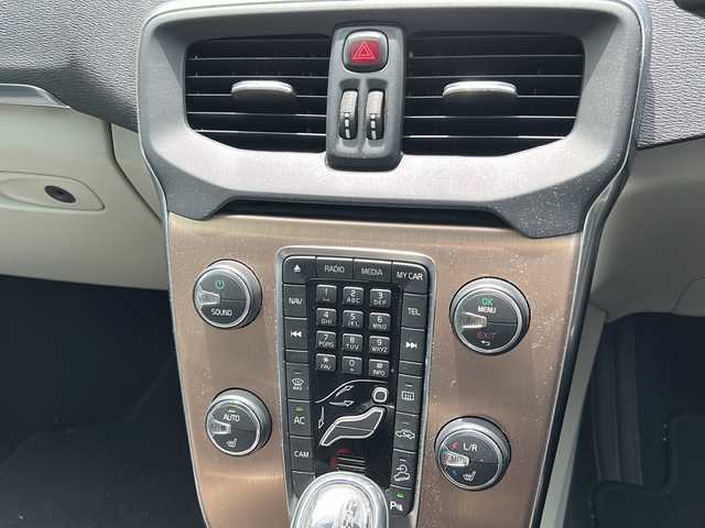 ボルボ Ｖ４０ クロスカントリー T5 AWD 福島県 2013(平25)年 6.3万km エレクトリックシルバーメタリック ４ＷＤ/純正メモリナビ＆フルセグＴＶ/（ＵＳＢ＆ＢＴ）/衝突軽減ブレーキ/クルーズコントロール/レーンキープアシスト/ＥＴＣ/純正１７inアルミホイール/オートライト/ＨＩＤライト/電動格納ミラー/スマートキー/プッシュスタート/Ｗ＋サイドエアバッグ/ＡＢＳ/フロアマット/新車保証書