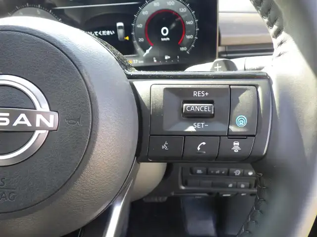 日産 セレナ ハイウェイスター V 千葉県 2023(令5)年 5.2万km ダイヤモンドブラック エマージェンシーブレーキ/プロパイロット/両側パワースライドドア/インテリジェントクルーズコントロール/純正コネクティッドナビ/地デジTV/【Bluetooth接続】/アラウンドビューモニター/ワイヤレス充電/インテリジェントルームミラー/防水シート/パドルシフト/ETC（2.0）/LEDヘッドライト/LEDフォグライト/コーナーセンサー/純正16インチアルミホイル/サイド/カーテンエアバッグ/インテリジェントキー