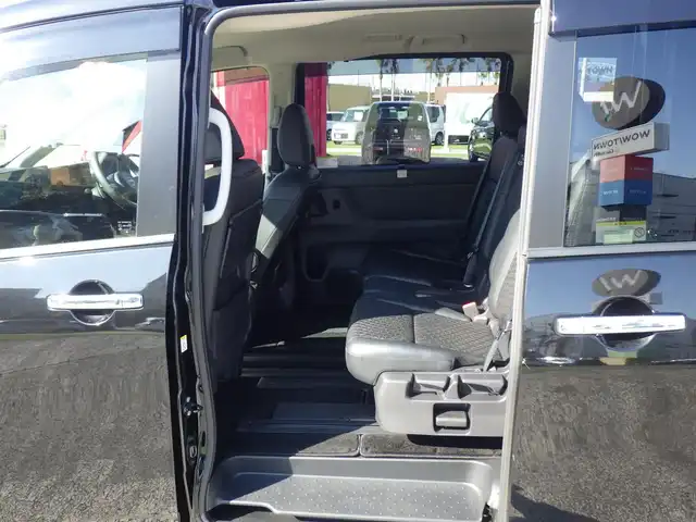 日産 セレナ ハイウェイスター V 千葉県 2023(令5)年 5.2万km ダイヤモンドブラック エマージェンシーブレーキ/プロパイロット/両側パワースライドドア/インテリジェントクルーズコントロール/純正コネクティッドナビ/地デジTV/【Bluetooth接続】/アラウンドビューモニター/ワイヤレス充電/インテリジェントルームミラー/防水シート/パドルシフト/ETC（2.0）/LEDヘッドライト/LEDフォグライト/コーナーセンサー/純正16インチアルミホイル/サイド/カーテンエアバッグ/インテリジェントキー