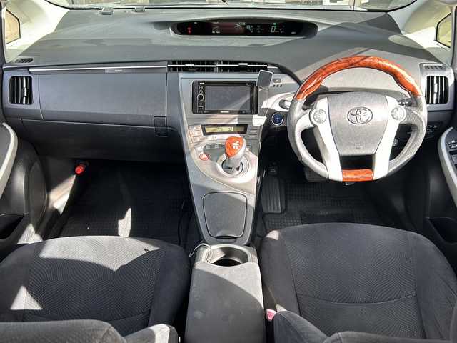 トヨタ プリウス S 静岡県 2013(平25)年 9.7万km ブラック 【主要装備】/・ナビ　/・スマートキー　/・クルーズコントロール　/・オートライト　/・プッシュスタート　/・ワンセグテレビ　/・スペアキー有　/・社外１８インチアルミホイール　/・ステアリングスイッチ　/・オートエアコン