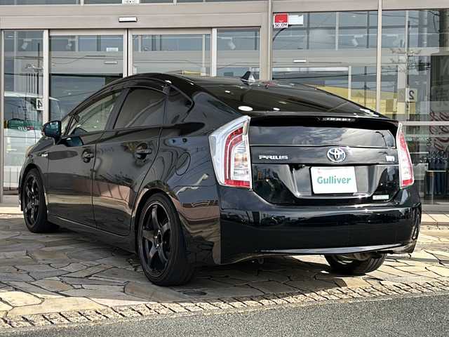 トヨタ プリウス S 静岡県 2013(平25)年 9.7万km ブラック 【主要装備】/・ナビ　/・スマートキー　/・クルーズコントロール　/・オートライト　/・プッシュスタート　/・ワンセグテレビ　/・スペアキー有　/・社外１８インチアルミホイール　/・ステアリングスイッチ　/・オートエアコン