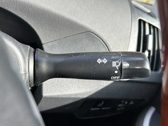 トヨタ プリウス S 静岡県 2013(平25)年 9.7万km ブラック 【主要装備】/・ナビ　/・スマートキー　/・クルーズコントロール　/・オートライト　/・プッシュスタート　/・ワンセグテレビ　/・スペアキー有　/・社外１８インチアルミホイール　/・ステアリングスイッチ　/・オートエアコン