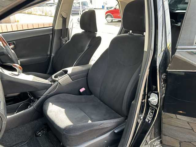 トヨタ プリウス S 静岡県 2013(平25)年 9.7万km ブラック 【主要装備】/・ナビ　/・スマートキー　/・クルーズコントロール　/・オートライト　/・プッシュスタート　/・ワンセグテレビ　/・スペアキー有　/・社外１８インチアルミホイール　/・ステアリングスイッチ　/・オートエアコン