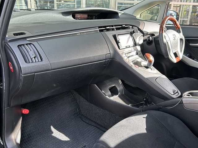 トヨタ プリウス S 静岡県 2013(平25)年 9.7万km ブラック 【主要装備】/・ナビ　/・スマートキー　/・クルーズコントロール　/・オートライト　/・プッシュスタート　/・ワンセグテレビ　/・スペアキー有　/・社外１８インチアルミホイール　/・ステアリングスイッチ　/・オートエアコン