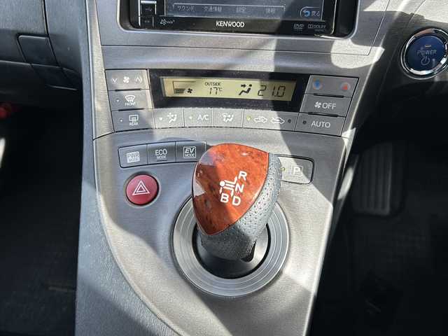 トヨタ プリウス S 静岡県 2013(平25)年 9.7万km ブラック 【主要装備】/・ナビ　/・スマートキー　/・クルーズコントロール　/・オートライト　/・プッシュスタート　/・ワンセグテレビ　/・スペアキー有　/・社外１８インチアルミホイール　/・ステアリングスイッチ　/・オートエアコン