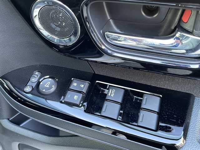 ホンダ Ｎ ＢＯＸ カスタム L 山口県 2024(令6)年 0.4万km プラチナホワイトパール ワンオーナー/純正ナビ/DVD/CD/SD/MSV/USB/BT/フルセグTV/バックカメラ/純正LEDヘッドライト/純正フォグランプ/オートライト/ヘッドライトレベライザー/純正１４インチアルミホイール/左後ろパワースライドドア/ステアリングスイッチ/クルーズコントロール/衝突被害軽減ブレーキ/LKA/横滑り防止/コーナーセンサー/オートパーキングホールド/スマートキー×２/ドライブレコーダー/純正フロアマット/純正ドアバイザー/電動格納ウインカードアミラー