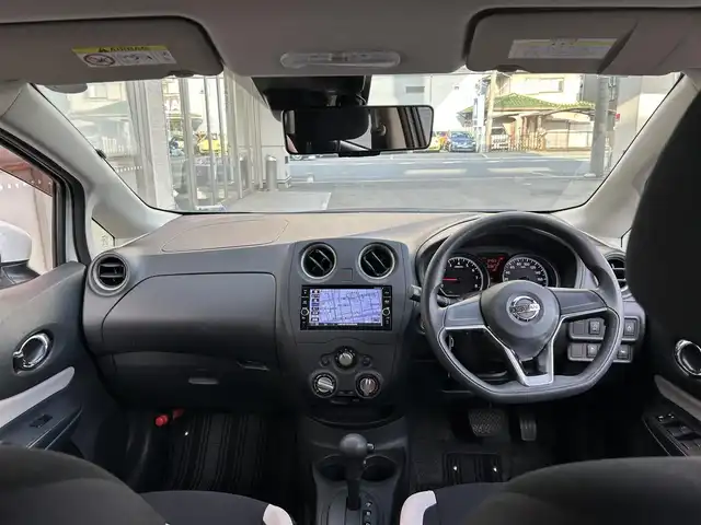 日産 ノート X 大阪府 2018(平30)年 0.4万km ブリリアントホワイトパール 純正ナビ7インチ/フルセグTV/CD/DVDBT/全方位モニター/コーナーセンサー（前後）/純正ETC/純正ドラレコ/純正フロアマット/純正AW/スマートキー×2/アイドリングストップ/盗難防止装置/衝突被害軽減装置/レーンキープアシスト/保証書/説明書