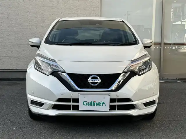 日産 ノート X 大阪府 2018(平30)年 0.4万km ブリリアントホワイトパール 純正ナビ7インチ/フルセグTV/CD/DVDBT/全方位モニター/コーナーセンサー（前後）/純正ETC/純正ドラレコ/純正フロアマット/純正AW/スマートキー×2/アイドリングストップ/盗難防止装置/衝突被害軽減装置/レーンキープアシスト/保証書/説明書