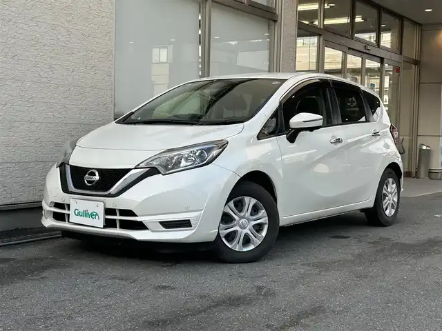 日産 ノート X 大阪府 2018(平30)年 0.4万km ブリリアントホワイトパール 純正ナビ7インチ/フルセグTV/CD/DVDBT/全方位モニター/コーナーセンサー（前後）/純正ETC/純正ドラレコ/純正フロアマット/純正AW/スマートキー×2/アイドリングストップ/盗難防止装置/衝突被害軽減装置/レーンキープアシスト/保証書/説明書