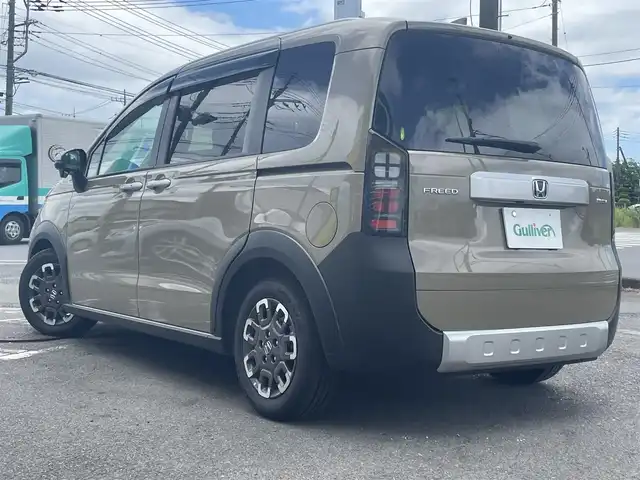 ホンダ フリード ハイブリット e:HEV クロスター 神奈川県 2025(令7)年 0.3万km ベージュＭ 安全機能装置/・衝突軽減システム/・横滑り防止装置/・レーンキープアシスト/・パーキングアシスト/・ブラインドスポットインフォメーション/アダプティブクルーズコントロール/両側パワースライドドア/社外オーディオディズプレイ/（FM／AM／BT／AppleCarPlay／AndroidAuto）/LEDヘッドライト/オートライト/フォグランプ/バックカメラ/ビルトインETC/スマートキーｘ２本/ドライブレコーダー前後/純正ＡＷ１６インチ/カーテンエアバッグ/フロアマット（社外）/保証書/取扱説明書