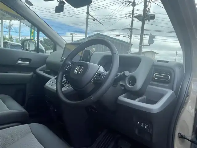 ホンダ フリード ハイブリット e:HEV クロスター 神奈川県 2025(令7)年 0.3万km ベージュＭ 安全機能装置/・衝突軽減システム/・横滑り防止装置/・レーンキープアシスト/・パーキングアシスト/・ブラインドスポットインフォメーション/アダプティブクルーズコントロール/両側パワースライドドア/社外オーディオディズプレイ/（FM／AM／BT／AppleCarPlay／AndroidAuto）/LEDヘッドライト/オートライト/フォグランプ/バックカメラ/ビルトインETC/スマートキーｘ２本/ドライブレコーダー前後/純正ＡＷ１６インチ/カーテンエアバッグ/フロアマット（社外）/保証書/取扱説明書