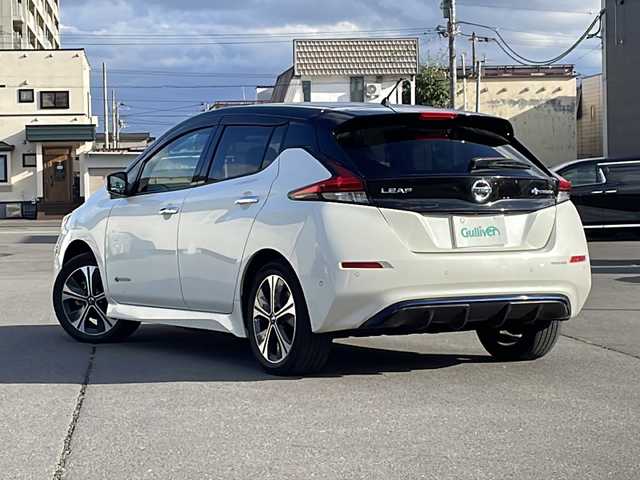 日産 リーフ e+ G 道北・旭川 2019(平31)年 5.1万km ブリリアントホワイトパール/スーパーブラック 2トーン /禁煙車//メーカーオプションＳＤナビ//ＣＤ・ＤＶＤ・フルセグ・ＢＴ//全方位カメラ//プロパイロット//インテリジェントクルーズコントロール//ハンドル支援//車線逸脱警報・車線逸脱防止支援システム//後側方車両検知警報//エマージェンシーブレーキ//標識検知機能//インテリジェントキー//インテリジェントミラー//パーキングアシスト//黒革シート//前席シートヒーター//ステアリングヒーター//ＬＥＤヘッドライト//オートライト//純正１７インチアルミ//純正１７インチアルミ冬タイヤ積込（３分）//ＥＴＣ