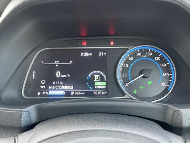日産 リーフ e+ G 道北・旭川 2019(平31)年 5.1万km ブリリアントホワイトパール/スーパーブラック 2トーン /禁煙車//メーカーオプションＳＤナビ//ＣＤ・ＤＶＤ・フルセグ・ＢＴ//全方位カメラ//プロパイロット//インテリジェントクルーズコントロール//ハンドル支援//車線逸脱警報・車線逸脱防止支援システム//後側方車両検知警報//エマージェンシーブレーキ//標識検知機能//インテリジェントキー//インテリジェントミラー//パーキングアシスト//黒革シート//前席シートヒーター//ステアリングヒーター//ＬＥＤヘッドライト//オートライト//純正１７インチアルミ//純正１７インチアルミ冬タイヤ積込（３分）//ＥＴＣ