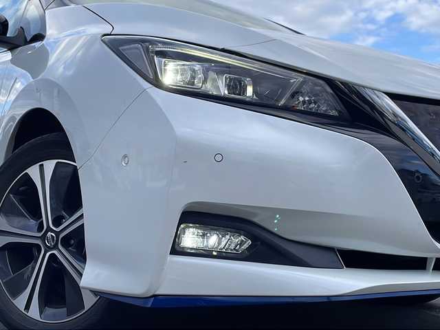日産 リーフ e+ G 道北・旭川 2019(平31)年 5.1万km ブリリアントホワイトパール/スーパーブラック 2トーン /禁煙車//メーカーオプションＳＤナビ//ＣＤ・ＤＶＤ・フルセグ・ＢＴ//全方位カメラ//プロパイロット//インテリジェントクルーズコントロール//ハンドル支援//車線逸脱警報・車線逸脱防止支援システム//後側方車両検知警報//エマージェンシーブレーキ//標識検知機能//インテリジェントキー//インテリジェントミラー//パーキングアシスト//黒革シート//前席シートヒーター//ステアリングヒーター//ＬＥＤヘッドライト//オートライト//純正１７インチアルミ//純正１７インチアルミ冬タイヤ積込（３分）//ＥＴＣ