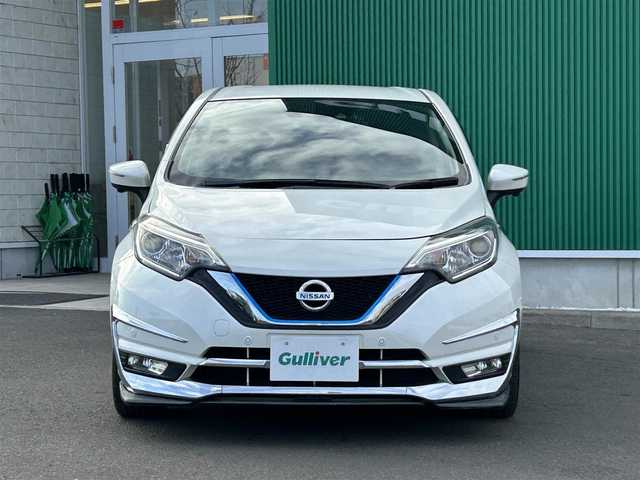 日産 ノート e－パワー メダリスト 宮城県 2018(平30)年 4.2万km ブリリアントホワイトパール インテリジェントアラウンドビューモニターセット/・踏み間違い衝突防止アシスト/・フロント＆バックソナー/・インテリジェントアラウンドビューモニター/・スマートルームミラー/＝＝＝/社外エアロ/インテリジェントエマージェンシーブレーキ/車線逸脱警報/純正ナビ（MM317D-W）/・CD/DVD/・Bluetooth/・フルセグTV/ETC/ドライブレコーダー/革巻きステアリング/ステアリングスイッチ/LEDヘッドランプ/フォグランプ/オートライト/スマートキー＆プッシュスタート/電動格納ミラー/社外17インチAW/車高調/ドアバイザー/フロアマット/Wエアバッグ