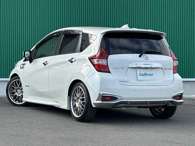 日産 ノート e－パワー メダリスト 宮城県 2018(平30)年 4.2万km ブリリアントホワイトパール インテリジェントアラウンドビューモニターセット/・踏み間違い衝突防止アシスト/・フロント＆バックソナー/・インテリジェントアラウンドビューモニター/・スマートルームミラー/＝＝＝/社外エアロ/インテリジェントエマージェンシーブレーキ/車線逸脱警報/純正ナビ（MM317D-W）/・CD/DVD/・Bluetooth/・フルセグTV/ETC/ドライブレコーダー/革巻きステアリング/ステアリングスイッチ/LEDヘッドランプ/フォグランプ/オートライト/スマートキー＆プッシュスタート/電動格納ミラー/社外17インチAW/車高調/ドアバイザー/フロアマット/Wエアバッグ
