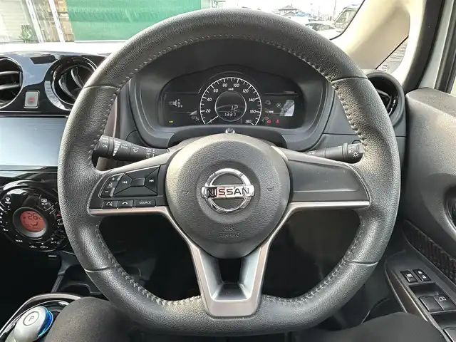 日産 ノート e－パワー メダリスト 宮城県 2018(平30)年 4.2万km ブリリアントホワイトパール インテリジェントアラウンドビューモニターセット/・踏み間違い衝突防止アシスト/・フロント＆バックソナー/・インテリジェントアラウンドビューモニター/・スマートルームミラー/＝＝＝/社外エアロ/インテリジェントエマージェンシーブレーキ/車線逸脱警報/純正ナビ（MM317D-W）/・CD/DVD/・Bluetooth/・フルセグTV/ETC/ドライブレコーダー/革巻きステアリング/ステアリングスイッチ/LEDヘッドランプ/フォグランプ/オートライト/スマートキー＆プッシュスタート/電動格納ミラー/社外17インチAW/車高調/ドアバイザー/フロアマット/Wエアバッグ