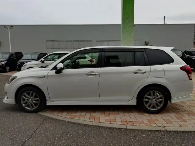 トヨタ カローラ フィールダー HV G エアロツアラー W×B 新潟県 2014(平26)年 10.1万km ホワイトパールクリスタルシャイン (株)IDOMが運営する【じしゃロン新潟店】の自社ローン専用車両になります。/こちらは現金またはオートローンご利用時の価格です。自社ローンご希望の方は別途その旨お申付け下さい/純正ナビ/FM/AM/CD視聴可能/ワンセグTV視聴可能(走行中視聴不可)/Bluetooth/AUX接続可能/バックカメラ/ETC/プッシュスタート/ハーフレザー/純正フロアマット/電動格納ウィンカーミラー/横滑り防止装置/ECO/EVモード/スマートキー