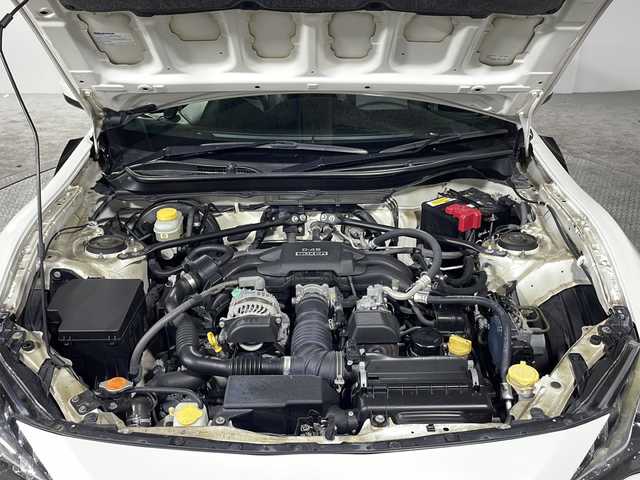 トヨタ ８６ GT 沖縄県 2018(平30)年 8.6万km クリスタルホワイトパール 禁煙車/ＴＲＤエアロ/（フロント／サイド／リアハーフ）/ＴＲＤフェンダーフィン/HKSマフラー/社外ナビ/（ＣＤ／ＤＶＤ／Ｂｌｕｅｔｏｏｔｈ／フルセグＴＶ）/バックカメラ/クルーズコントロール/ステアリングスイッチ/純正１７インアルミ/ＥＴＣ/コーナーセンサー/社外皮調シートカバー/保証書/取扱説明書