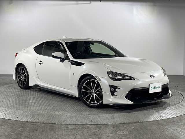 トヨタ ８６ GT 沖縄県 2018(平30)年 8.6万km クリスタルホワイトパール 禁煙車/ＴＲＤエアロ/（フロント／サイド／リアハーフ）/ＴＲＤフェンダーフィン/HKSマフラー/社外ナビ/（ＣＤ／ＤＶＤ／Ｂｌｕｅｔｏｏｔｈ／フルセグＴＶ）/バックカメラ/クルーズコントロール/ステアリングスイッチ/純正１７インアルミ/ＥＴＣ/コーナーセンサー/社外皮調シートカバー/保証書/取扱説明書