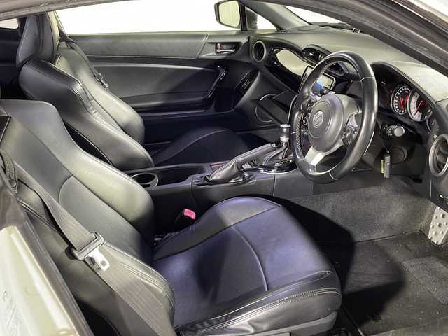 トヨタ ８６ GT 沖縄県 2018(平30)年 8.6万km クリスタルホワイトパール 禁煙車/ＴＲＤエアロ/（フロント／サイド／リアハーフ）/ＴＲＤフェンダーフィン/HKSマフラー/社外ナビ/（ＣＤ／ＤＶＤ／Ｂｌｕｅｔｏｏｔｈ／フルセグＴＶ）/バックカメラ/クルーズコントロール/ステアリングスイッチ/純正１７インアルミ/ＥＴＣ/コーナーセンサー/社外皮調シートカバー/保証書/取扱説明書
