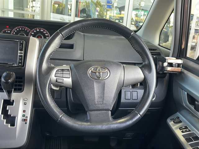 トヨタ ヴォクシー ZS 静岡県 2011(平23)年 14.3万km ボルドーマイカメタリック 社外HDDナビ/・AM/FM/CD/DVD/ワンセグTV/主要装備/・バックカメラ/・ETC/・スマートキー/・ABS/・盗難防止機能/・オートライト/・LEDライト/・社外フロアマット/・フォグランプ/・純正アルミホイール/・取扱説明書/・パドルシフト